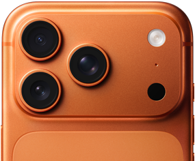 Imagem parcial da parte de trás do iPhone 17 Pro laranja-cósmico, sistema de câmera Pro no canto superior esquerdo, três lentes, microfone e flash