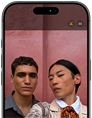 Parte da frente do iPhone 17 Pro mostrando o recurso Palco Central para fotos e como tirar uma selfie em grupo, com os rostos destacados