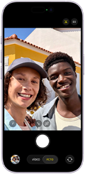 Parte da frente do iPhone 17 com o recurso Palco Central para fotos